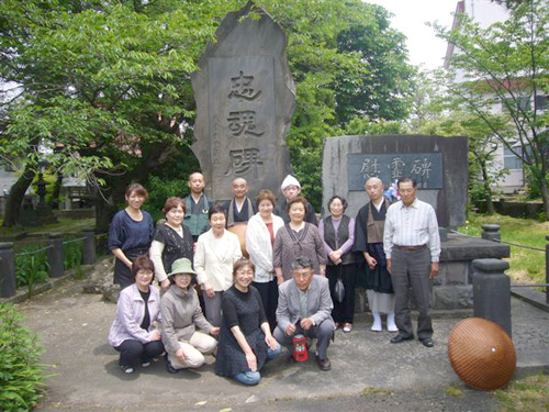 二ツ井・戦没者慰霊碑前で