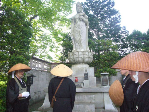 宝勝寺様　戦没者慰霊の観音像前