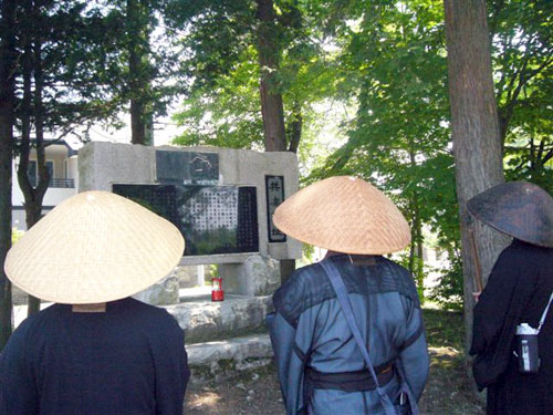 “花岡事件”殉難者慰霊碑前で