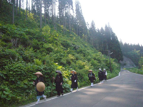 尾去沢までの山道を行く