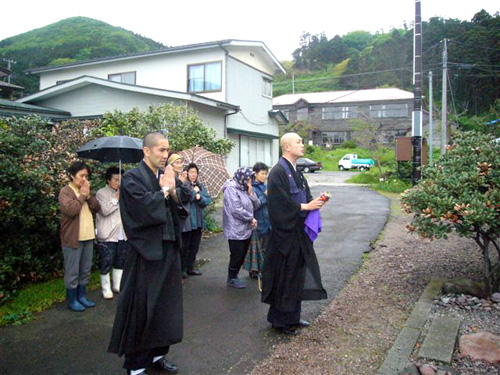 合川南小学校児童の慰霊碑前にて読経