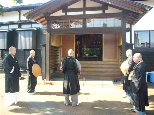 東山寺様を出発