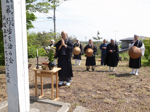 延命寺様　東雲飛行場慰霊碑にて読経