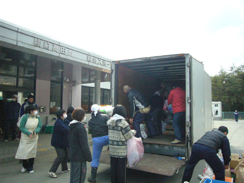 陸前高田の避難所にて荷下ろし